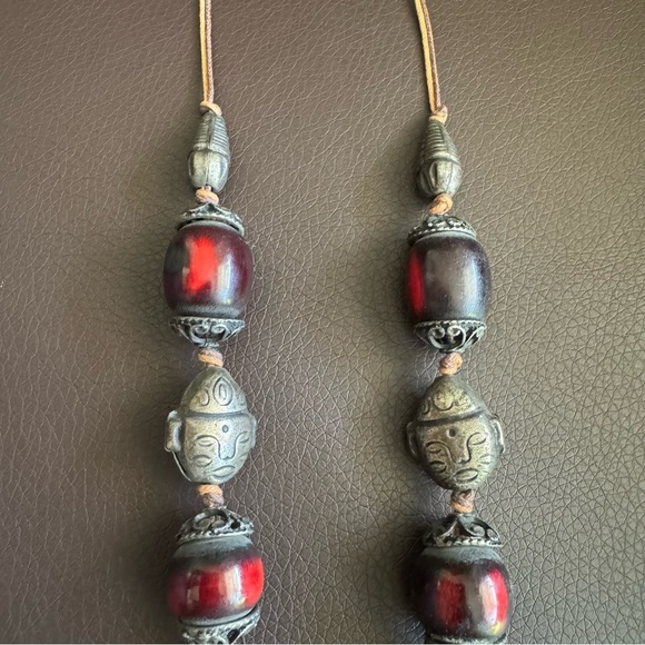 Elegant Red and Silver Beaded Necklace - Picture 4 of 7